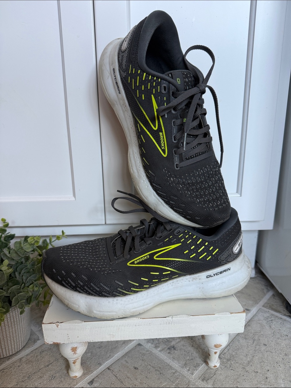 Brooks Glycerin 20 Neutral Running Sneakers | Size 9 | ebony/white/nightlife